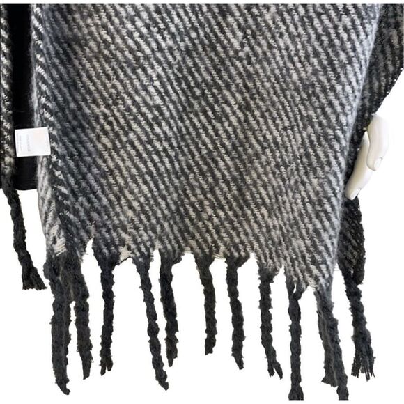 NWT Coco + Carmen hooded shawl with fringes - Picture 4 of 6